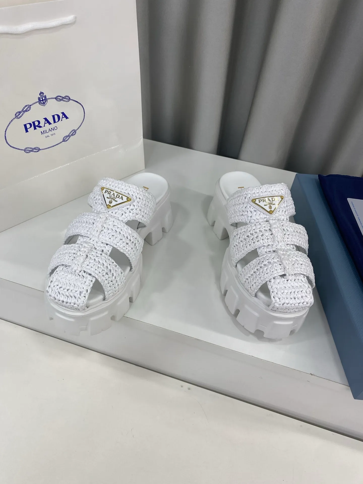 👟👟Ex-factory price 520👟👟 Prada's latest bamboo cage weaving thick-soled triangle buckle sandals☑️ Latest environmentally friendly PP material, fully hand-crocheted, just like knitting sweaters, slow work and meticulous work, retro fashionable thick-soled shoes, with woven uppers, making the whole pair of shoes light and comfortable, bright colors, satisfying various choices for fashionable people with different styles! The iconic metal triangle logo is paired with the shape of ancient beach sandals. Every design element is fashionable! Size: Women's 35-39 (34, 40, custom-made, non-returnable) Full set of counter original packaging